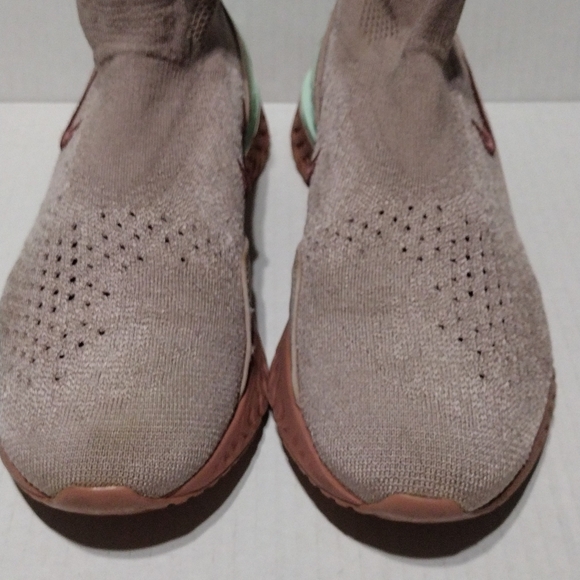 Nike Shoes Women Sz 7.5 Rise React Flyknit Diffused Taupe Smokey Mauve - Picture 3 of 12
